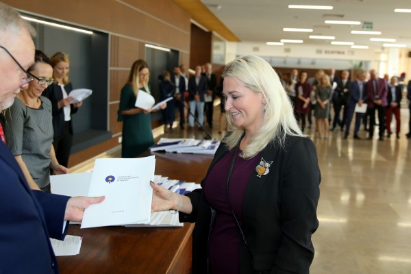 Wręczenie nagród JM Rektora UMK w fouer Auli UMK (26.09.2019) [fot. Anna Bielawiec-Osińska]